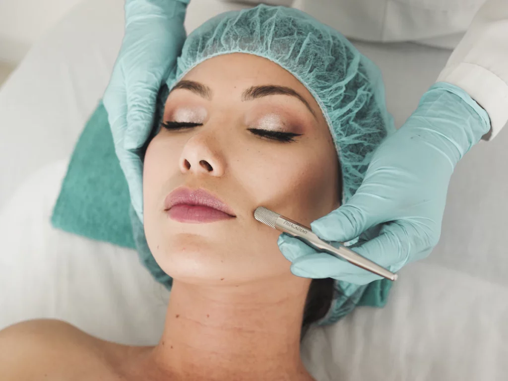 Client receiving an aesthetic treatment