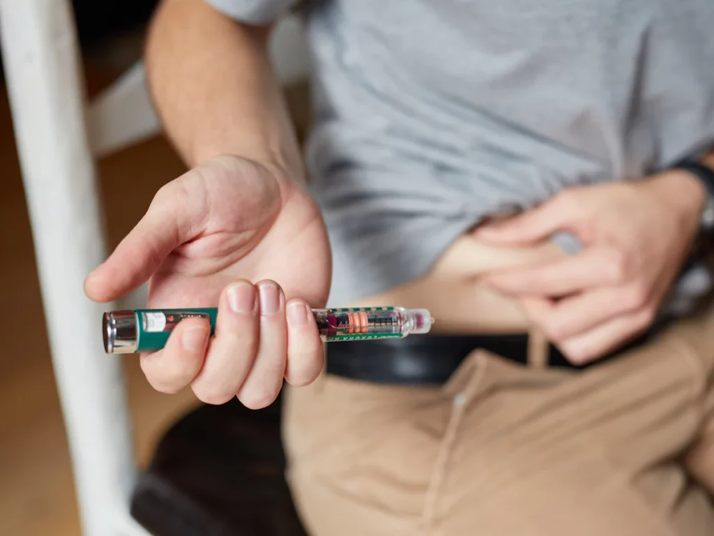 Person holding an injection pen